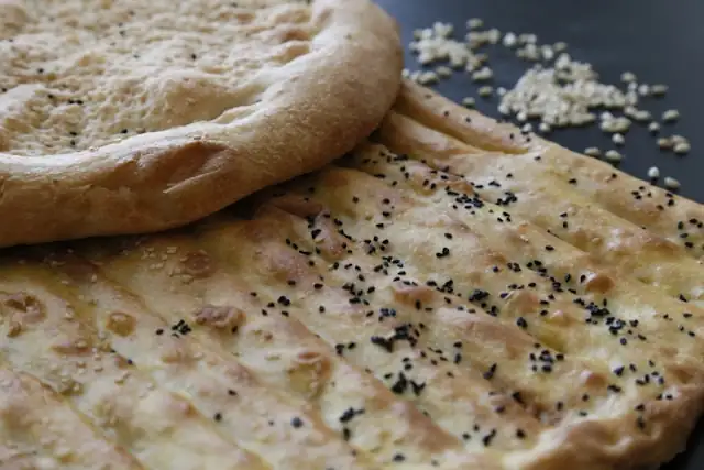 Knoblauch-Coriander-Naan mit Samen, ein aromatisches indisches Brot, ideal für einen gesunden, nahrhaften Snack.